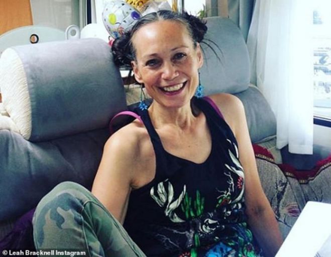 Leah Bracknell: &Pi;έ&theta;&alpha;&nu;&epsilon; &sigma;&tau;&alpha; 55 &tau;&eta;&sigmaf; &alpha;&pi;ό &kappa;&alpha;&rho;&kappa;ί&nu;&omicron; &eta; &pi;&alpha;&sigma;ί&gamma;&nu;&omega;&sigma;&tau;&eta; &eta;&theta;&omicron;&pi;&omicron;&iota;ό&sigmaf;