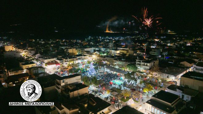 Φωταγωγήθηκε το Χριστουγεννιάτικο Δένδρο της Μεγαλόπολης με μουσική, παιχνίδια και πυροτεχνήματα! (εικόνες)