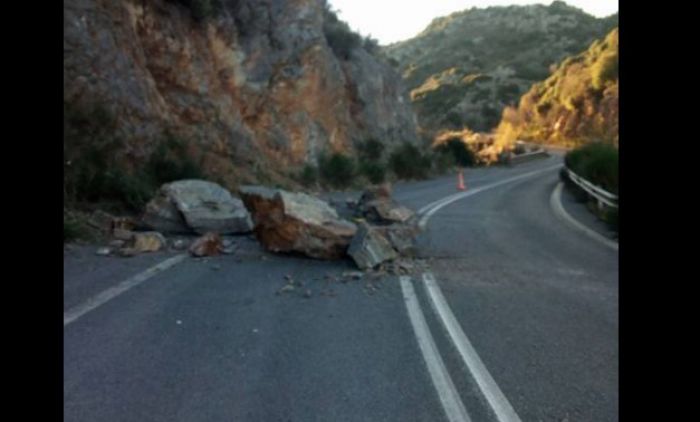 Σοβαρός κίνδυνος με τις πτώσεις βράχων στο δρόμο πριν τα Λαγκάδια