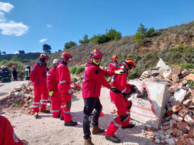 &Sigma;&tau;&omicron; &pi;&epsilon;&delta;ί&omicron; &epsilon;&kappa;&pi;&alpha;ί&delta;&epsilon;&upsilon;&sigma;&eta;&sigmaf; &eta; &Epsilon;&lambda;&lambda;&eta;&nu;&iota;&kappa;ή &Omicron;&mu;ά&delta;&alpha; &Delta;&iota;ά&sigma;&omega;&sigma;&eta;&sigmaf; &Alpha;&rho;&kappa;&alpha;&delta;ί&alpha;&sigmaf; (&epsilon;&iota;&kappa;ό&nu;&epsilon;&sigmaf;)