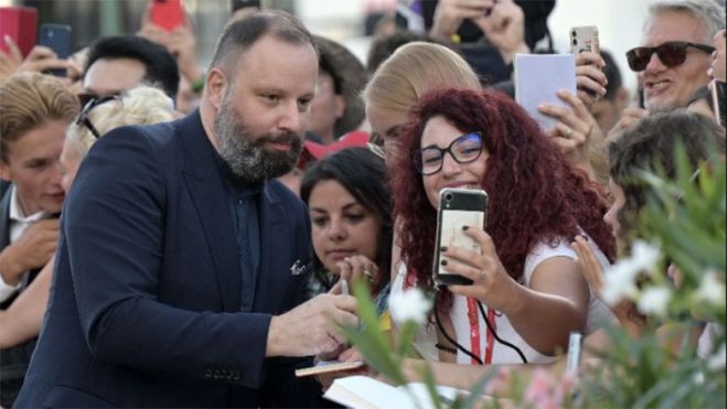 &Phi;&epsilon;&sigma;&tau;&iota;&beta;ά&lambda; &Beta;&epsilon;&nu;&epsilon;&tau;ί&alpha;&sigmaf; | &Chi;&rho;&upsilon;&sigma;ό&sigmaf; &Lambda;έ&omicron;&nu;&tau;&alpha;&sigmaf; &sigma;&tau;&omicron;&nu; &Gamma;&iota;ώ&rho;&gamma;&omicron; &Lambda;ά&nu;&theta;&iota;&mu;&omicron; &gamma;&iota;&alpha; &tau;&eta;&nu; &tau;&alpha;&iota;&nu;ί&alpha; &laquo;Poor Things&raquo;
