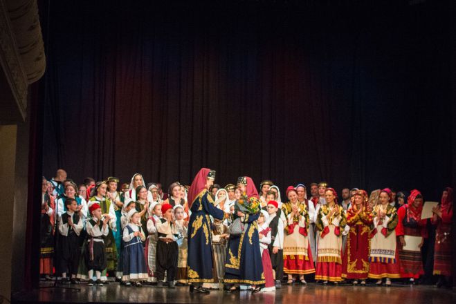 &Eta; &epsilon;&pi;&epsilon;&tau;&epsilon;&iota;&alpha;&kappa;ή &pi;&alpha;&rho;ά&sigma;&tau;&alpha;&sigma;&eta; &gamma;&iota;&alpha; &tau;&alpha; 32 &chi;&rho;ό&nu;&iota;&alpha; &tau;&eta;&sigmaf; ί&delta;&rho;&upsilon;&sigma;&eta;&sigmaf; &tau;&omicron;&upsilon; &Kappa;έ&nu;&tau;&rho;&omicron;&upsilon; &Epsilon;&lambda;&lambda;&eta;&nu;&iota;&kappa;&omicron;ύ &Chi;&omicron;&rho;&omicron;ύ &Tau;&rho;ί&pi;&omicron;&lambda;&eta;&sigmaf; (&epsilon;&iota;&kappa;ό&nu;&epsilon;&sigmaf;)