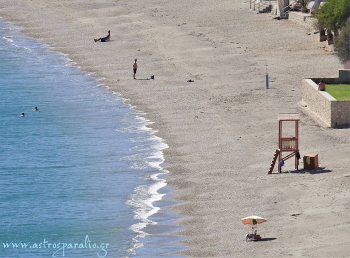 Λίγοι αλλά ... τολμηροί συνεχίζουν τα μπάνια στο Παράλιο Άστρος!