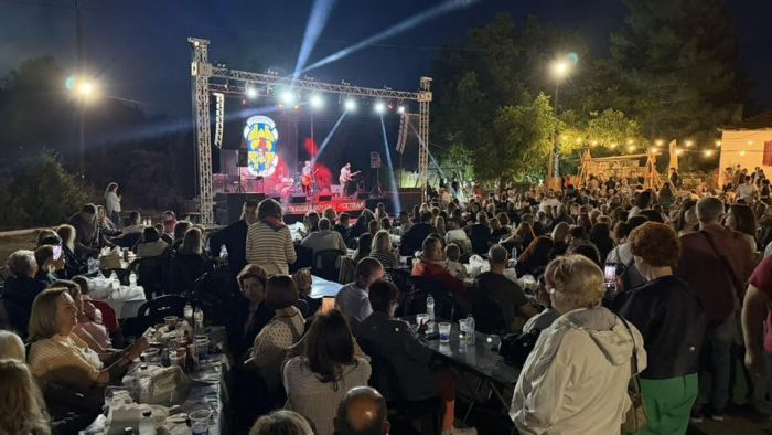 &Mu;&iota;&alpha; &beta;&rho;&alpha;&delta;&iota;ά &gamma;&iota;&omicron;&rho;&tau;ή&sigmaf; &kappa;&alpha;&iota; &alpha;&lambda;&lambda;&eta;&lambda;&epsilon;&gamma;&gamma;ύ&eta;&sigmaf; &sigma;&tau;&omicron; 10&omicron; &Mu;&omicron;&upsilon;&sigma;&iota;&kappa;ό &Pi;&rho;&omicron;&sigma;&kappa;&omicron;&pi;&iota;&kappa;ό &Phi;&epsilon;&sigma;&tau;&iota;&beta;ά&lambda; &Tau;&rho;ί&pi;&omicron;&lambda;&eta;&sigmaf; (&epsilon;&iota;&kappa;ό&nu;&epsilon;&sigmaf; - &beta;ί&nu;&tau;&epsilon;&omicron;)