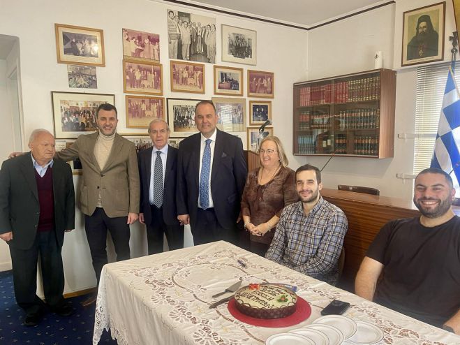 &Delta;ί&pi;&lambda;&alpha; &sigma;&tau;&omicron;&upsilon;&sigmaf; &alpha;&pi;&alpha;&nu;&tau;&alpha;&chi;&omicron;ύ &Gamma;&omicron;&rho;&tau;ύ&nu;&iota;&omicron;&upsilon;&sigmaf; &omicron; &Delta;ή&mu;&alpha;&rho;&chi;&omicron;&sigmaf; &Gamma;&omicron;&rho;&tau;&upsilon;&nu;ί&alpha;&sigmaf; &Epsilon;&upsilon;&sigma;&tau;ά&theta;&iota;&omicron;&sigmaf; &Kappa;&omicron;ύ&lambda;&eta;&sigmaf; (&epsilon;&iota;&kappa;ό&nu;&epsilon;&sigmaf;)