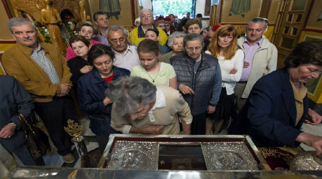 &Eta; &Tau;&rho;ί&pi;&omicron;&lambda;&eta; &upsilon;&pi;&omicron;&delta;έ&chi;&tau;&eta;&kappa;&epsilon; &tau;&alpha; &iota;&epsilon;&rho;ά &lambda;&epsilon;ί&psi;&alpha;&nu;&alpha; &tau;&omega;&nu; &Nu;&epsilon;&omicron;&mu;&alpha;&rho;&tau;ύ&rho;&omega;&nu; (&epsilon;&iota;&kappa;ό&nu;&epsilon;&sigmaf;)