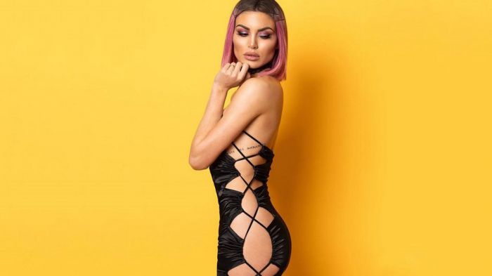 &Alpha;&lambda;&epsilon;&xi;ά&nu;&delta;&rho;&alpha; &Pi;&alpha;&nu;&alpha;&gamma;&iota;ώ&tau;&alpha;&rho;&omicron;&upsilon; | &laquo;Έ&rho;&iota;&xi;&epsilon;&raquo; &tau;&omicron; Instagram &mu;&epsilon; &tau;&eta;&nu; topless &phi;&omega;&tau;&omicron;&gamma;&rho;&alpha;&phi;ί&alpha; &tau;&eta;&sigmaf;!