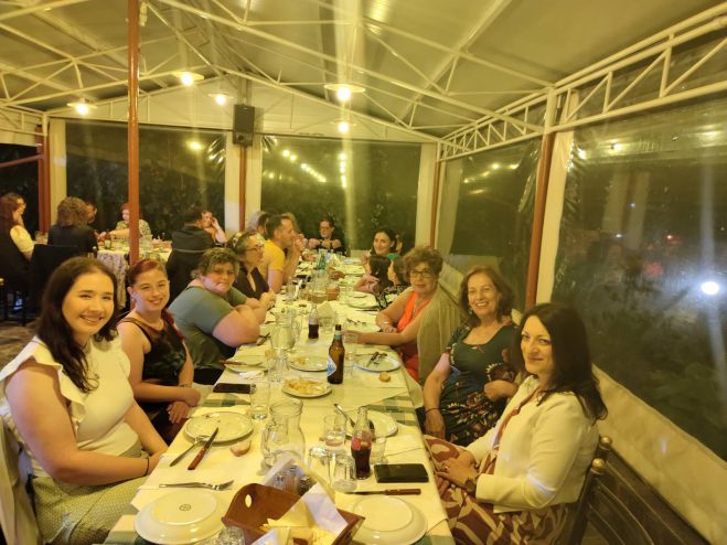 Ό&mu;&omicron;&rho;&phi;&eta; &kappa;&alpha;&lambda;&omicron;&kappa;&alpha;&iota;&rho;&iota;&nu;ή &beta;&rho;&alpha;&delta;&iota;ά &gamma;&iota;&alpha; &tau;&alpha; &mu;έ&lambda;&eta; &tau;&omicron;&upsilon; &Epsilon;&rho;&gamma;&alpha;&sigma;&tau;&eta;&rho;ί&omicron;&upsilon; &Phi;&omega;&tau;&omicron;&gamma;&rho;&alpha;&phi;ί&alpha;&sigmaf; &tau;&omicron;&upsilon; &Phi;&iota;&lambda;&omicron;&tau;&epsilon;&chi;&nu;&iota;&kappa;&omicron;ύ &Omicron;&mu;ί&lambda;&omicron;&upsilon; &Tau;&rho;ί&pi;&omicron;&lambda;&eta;&sigmaf; (&epsilon;&iota;&kappa;ό&nu;&epsilon;&sigmaf;)