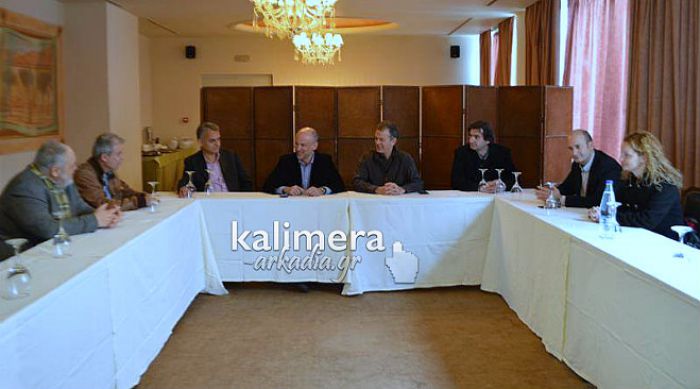 &Sigma;&tau;&eta;&nu; &Tau;&rho;ί&pi;&omicron;&lambda;&eta; &omicron; &Pi;&rho;ό&epsilon;&delta;&rho;&omicron;&sigmaf; &tau;&eta;&sigmaf; &pi;&alpha;&nu;&epsilon;&lambda;&lambda;ή&nu;&iota;&alpha;&sigmaf; &omicron;&mu;&omicron;&sigma;&pi;&omicron;&nu;&delta;ί&alpha;&sigmaf; &xi;&epsilon;&nu;&omicron;&delta;ό&chi;&omega;&nu; (vd)