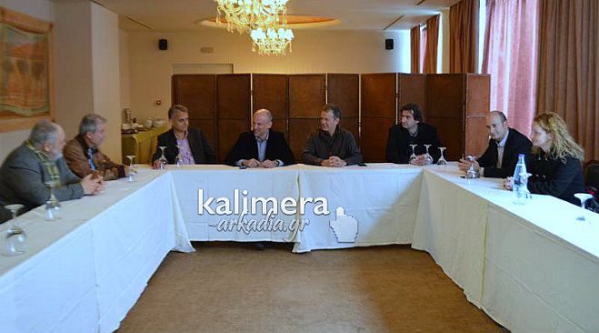 &Sigma;&tau;&eta;&nu; &Tau;&rho;ί&pi;&omicron;&lambda;&eta; &omicron; &Pi;&rho;ό&epsilon;&delta;&rho;&omicron;&sigmaf; &tau;&eta;&sigmaf; &pi;&alpha;&nu;&epsilon;&lambda;&lambda;ή&nu;&iota;&alpha;&sigmaf; &omicron;&mu;&omicron;&sigma;&pi;&omicron;&nu;&delta;ί&alpha;&sigmaf; &xi;&epsilon;&nu;&omicron;&delta;ό&chi;&omega;&nu; (vd)