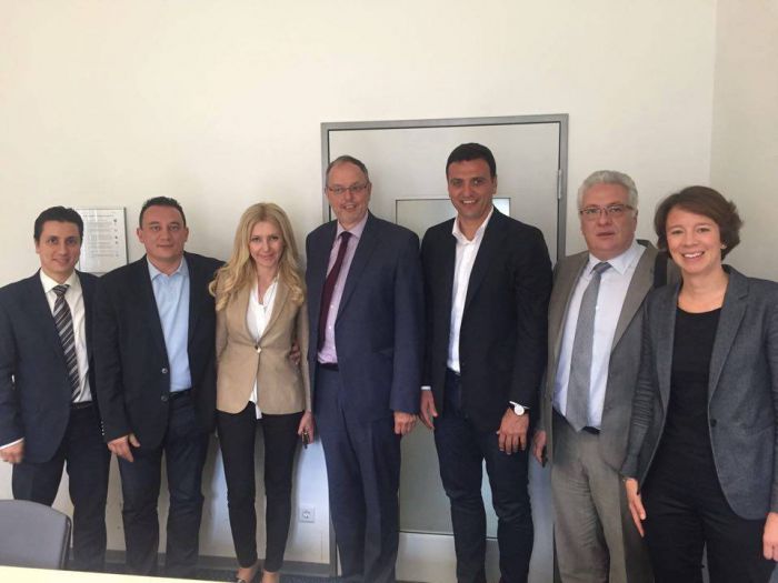 &Sigma;&tau;&eta; &Gamma;&epsilon;&rho;&mu;&alpha;&nu;ί&alpha; &omicron; &Beta;&lambda;ά&sigma;&eta;&sigmaf;! (&epsilon;&iota;&kappa;ό&nu;&epsilon;&sigmaf;)