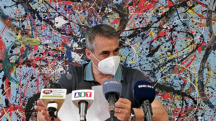 &Alpha;&pi;&alpha;&nu;&tau;ή&sigma;&epsilon;&iota;&sigmaf; &Tau;&zeta;&iota;&omicron;ύ&mu;&eta; &gamma;&iota;&alpha; &tau;&alpha; &nbsp;&alpha;&delta;έ&sigma;&pi;&omicron;&tau;&alpha;: &laquo;&Kappa;ά&nu;&omicron;&upsilon;&mu;&epsilon; &pi;&epsilon;&rho;&iota;&sigma;&sigma;ό&tau;&epsilon;&rho;&eta; &delta;&omicron;&upsilon;&lambda;&epsilon;&iota;ά, &mu;&epsilon; &lambda;&iota;&gamma;ό&tau;&epsilon;&rho;&alpha; &chi;&rho;ή&mu;&alpha;&tau;&alpha;. &Nu;&alpha; &zeta;&eta;&tau;ή&sigma;&epsilon;&iota; ά&mu;&epsilon;&sigma;&alpha; &sigma;&upsilon;&gamma;&nu;ώ&mu;&eta; &omicron; &kappa;. &Pi;&alpha;&pi;&alpha;&delta;&eta;&mu;&eta;&tau;&rho;ί&omicron;&upsilon;. &Pi;&rho;&omicron;&sigma;&beta;ά&lambda;&epsilon;&iota; &tau;&omicron;&upsilon;&sigmaf; &pi;&omicron;&lambda;ί&tau;&epsilon;&sigmaf;&raquo; (vd)