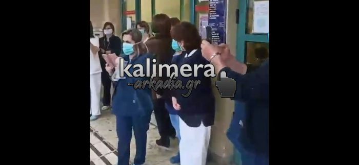 Η εκκίνηση των ασθενοφόρων του ΕΚΑΒ με σειρήνες από το Παναρκαδικό Νοσοκομείο - Δείτε το βίντεο!