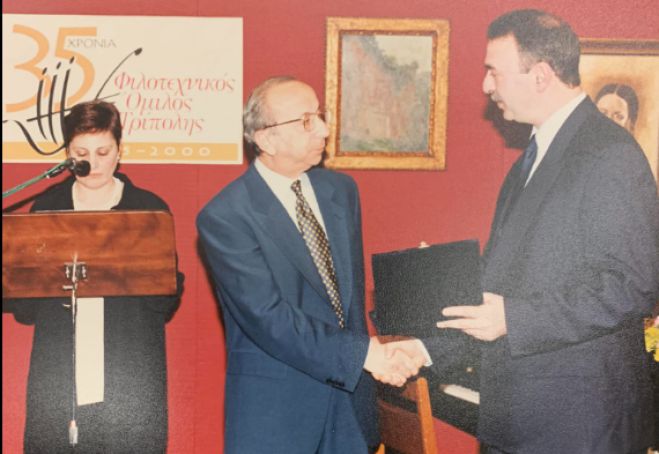 &Delta;&epsilon;&lambda;&phi;ά&kappa;&eta;&sigmaf;: "Έ&phi;&upsilon;&gamma;&epsilon; &alpha;&pi;ό &tau;&eta; &zeta;&omega;ή &omicron; &Phi;ώ&tau;&eta;&sigmaf; &Tau;&omicron;ύ&nu;&tau;&alpha;&sigmaf;, έ&nu;&alpha;&sigmaf; &epsilon;&upsilon;&pi;&alpha;&tau;&rho;ί&delta;&eta;&sigmaf; &mu;&epsilon; &sigma;&eta;&mu;&alpha;&nu;&tau;&iota;&kappa;ή &pi;&rho;&omicron;&sigma;&phi;&omicron;&rho;ά &sigma;&tau;&eta;&nu; &Tau;&rho;ί&pi;&omicron;&lambda;&eta;"