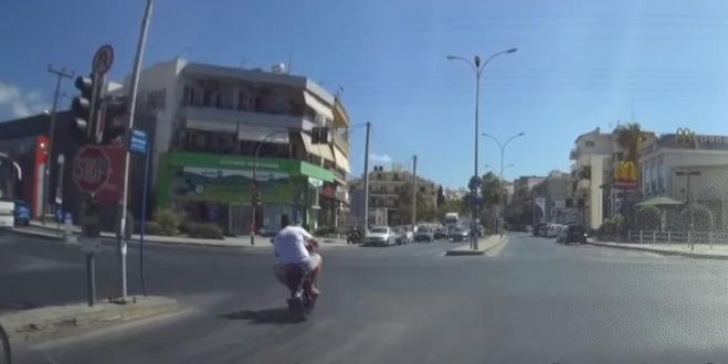 «Θα σε σφαλιαρώσω»: Οδηγός μηχανής στην Κρήτη περνά με κόκκινο και απειλεί οδηγό που του έκανε παρατήρηση! (vd)