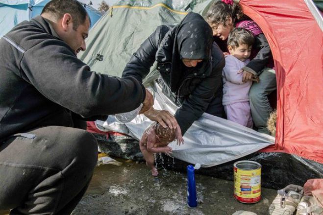 Μωράκι γεννήθηκε μέσα στις λάσπες της Ειδομένης ...