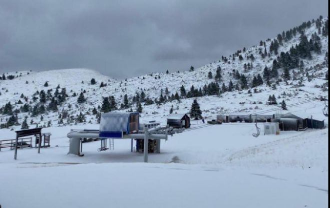 Τα πρώτα χιόνια στο Χιονοδρομικό Κέντρο Καλαβρύτων (εικόνες)