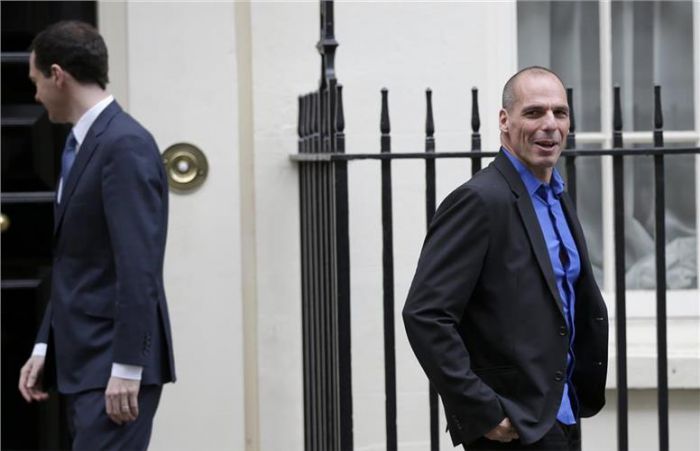 Ομάδα νεαρών προπηλάκισαν τον Βαρουφάκη στα Εξάρχεια!