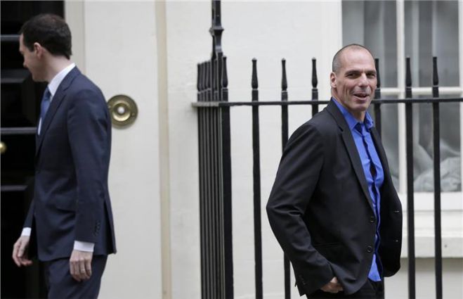 Ομάδα νεαρών προπηλάκισαν τον Βαρουφάκη στα Εξάρχεια!