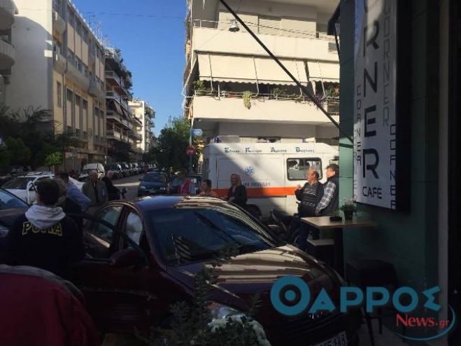 Αυτοκίνητο &quot;μπήκε&quot; σε καφετέρια στην Καλαμάτα (εικόνες)