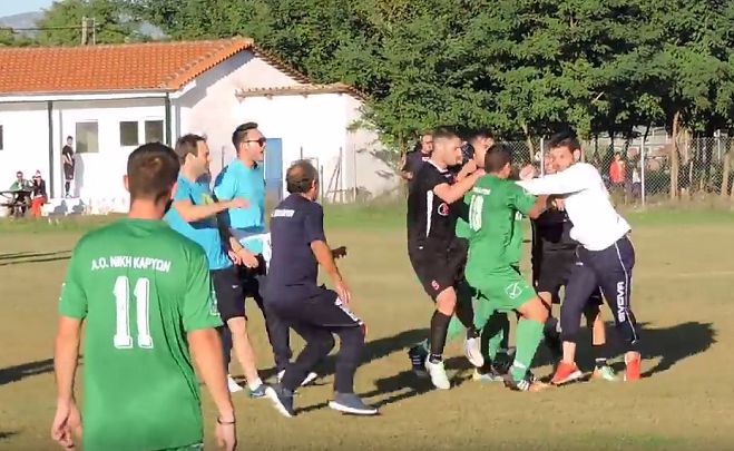 Ποδόσφαιρο - Κλωτσιές και μπουνιές σε τοπικό ματς στα Τρίκαλα! (vd)