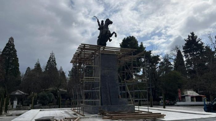 &Sigma;&tau;&eta; &Delta;&iota;&alpha;ύ&gamma;&epsilon;&iota;&alpha; &eta; &alpha;&nu;ά&theta;&epsilon;&sigma;&eta; &gamma;&iota;&alpha; &tau;&eta; &sigma;&upsilon;&nu;&tau;ή&rho;&eta;&sigma;&eta; &tau;&omicron;&upsilon; &alpha;&nu;&delta;&rho;&iota;ά&nu;&tau;&alpha; &tau;&omicron;&upsilon; &Theta;&epsilon;ό&delta;&omega;&rho;&omicron;&upsilon; &Kappa;&omicron;&lambda;&omicron;&kappa;&omicron;&tau;&rho;ώ&nu;&eta;