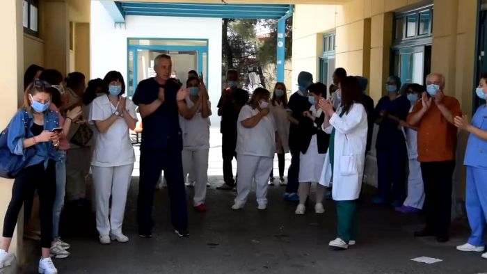 &Sigma;&upsilon;&mu;&beta;&omicron;&lambda;&iota;&kappa;ή &delta;&iota;&alpha;&mu;&alpha;&rho;&tau;&upsilon;&rho;ί&alpha; &alpha;&pi;ό &epsilon;&rho;&gamma;&alpha;&zeta;ό&mu;&epsilon;&nu;&omicron;&upsilon;&sigmaf; &sigma;&tau;&eta;&nu; &epsilon;ί&sigma;&omicron;&delta;&omicron; &tau;&omicron;&upsilon; &Pi;&alpha;&nu;&alpha;&rho;&kappa;&alpha;&delta;&iota;&kappa;&omicron;ύ &Nu;&omicron;&sigma;&omicron;&kappa;&omicron;&mu;&epsilon;ί&omicron;&upsilon; (vd)