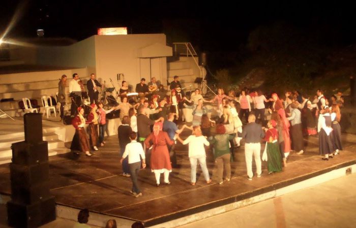 &Mu;&iota;&alpha; &beta;&rho;&alpha;&delta;&iota;ά &gamma;&epsilon;&mu;ά&tau;&eta; ... &Alpha;&rho;&kappa;&alpha;&delta;ί&alpha; &sigma;&tau;&omicron; &theta;έ&alpha;&tau;&rho;&omicron; &tau;&omicron;&upsilon; &Pi;ά&rho;&kappa;&omicron;&upsilon; &Tau;&rho;ί&tau;&sigma;&eta; (&epsilon;&iota;&kappa;ό&nu;&epsilon;&sigmaf;)