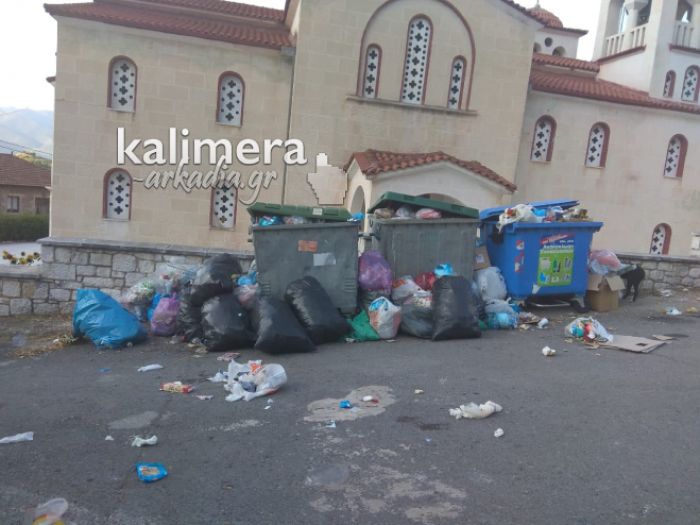 Αποκαρδιωτική εικόνα | Ξεχείλισαν τα σκουπίδια έξω από εκκλησία στο χωριό Δάρα