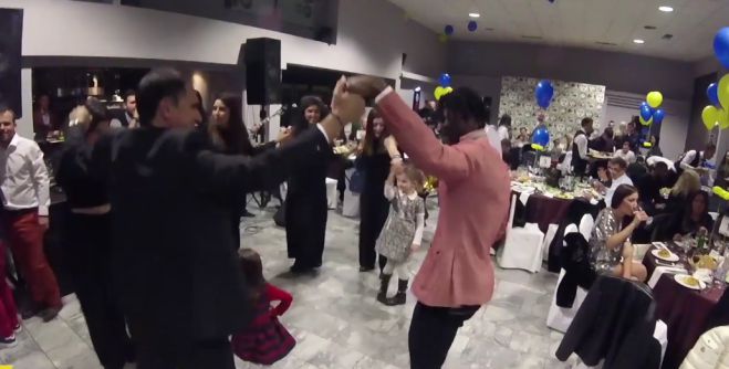O Gondo του Αστέρα χορεύει Ελληνικά με ροζ σακάκι και ... ξεσηκώνει! (vd)