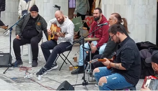 Φίλιππος Πλιάτσικας και Μπάμπης Στόκας | Τραγουδούν με πλανόδιους μουσικούς στην Ερμού