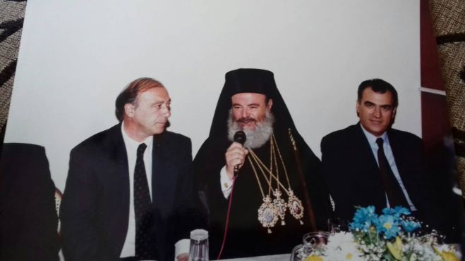 &Omicron; &Delta;&eta;&mu;&omicron;&sigma;&theta;έ&nu;&eta;&sigmaf; &delta;&epsilon;&nu; &xi;&epsilon;&chi;&nu;ά &sigma;&tau;&omicron;&nu; &Mu;&alpha;&kappa;&alpha;&rho;&iota;&sigma;&tau;ό &Chi;&rho;&iota;&sigma;&tau;ό&delta;&omicron;&upsilon;&lambda;&omicron; - &Eta; &phi;&omega;&tau;&omicron;&gamma;&rho;&alpha;&phi;ί&alpha; &tau;&omicron;&upsilon; &alpha;&pi;ό &tau;&eta;&nu; &Tau;&rho;ί&pi;&omicron;&lambda;&eta; ...