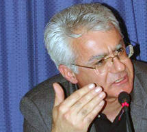 &Gamma;&iota;ά&nu;&nu;&eta;&sigmaf; &Sigma;&mu;&upsilon;&rho;&nu;&iota;ώ&tau;&eta;&sigmaf;: &laquo;&Delta;&epsilon;&nu; &upsilon;&pi;ή&rho;&chi;&epsilon; &nu;&omicron;&mu;&iota;&kappa;ή &delta;&upsilon;&nu;&alpha;&tau;ό&tau;&eta;&tau;&alpha; &nu;&alpha; &mu;&eta;&nu; &epsilon;&kappa;&delta;&omicron;&theta;&epsilon;ί &omicron;&iota;&kappa;&omicron;&delta;&omicron;&mu;&iota;&kappa;ή ά&delta;&epsilon;&iota;&alpha; &gamma;&iota;&alpha; &tau;&eta; &Beta;ί&lambda;&alpha; &Tau;&omicron;&upsilon;&rho;&kappa;&omicron;&beta;&alpha;&sigma;ί&lambda;&eta;&raquo; (vd)