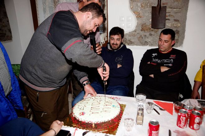 &Sigma;&tau;&omicron;&nu; &Pi;&rho;&alpha;&sigma;&tau;ό έ&kappa;&omicron;&psi;&epsilon; &tau;&eta;&nu; &pi;ί&tau;&alpha; &tau;&omicron;&upsilon; &omicron; &Kappa;&upsilon;&nu;&eta;&gamma;&epsilon;&tau;&iota;&kappa;ό&sigmaf; &Sigma;ύ&lambda;&lambda;&omicron;&gamma;&omicron;&sigmaf; Ά&sigma;&tau;&rho;&omicron;&upsilon;&sigmaf; (&epsilon;&iota;&kappa;ό&nu;&epsilon;&sigmaf;)