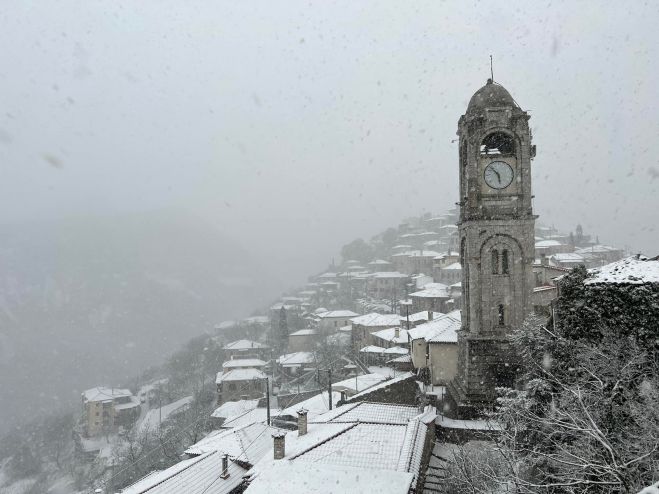 Πανέμορφη η χιονισμένη Δημητσάνα! (εικόνες)