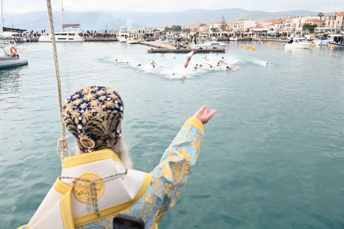 &Omicron; &epsilon;&omicron;&rho;&tau;&alpha;&sigma;&mu;ό&sigmaf; &tau;&omega;&nu; &Theta;&epsilon;&omicron;&phi;&alpha;&nu;&epsilon;ί&omega;&nu; &sigma;&tau;&eta; &Mu;&eta;&tau;&rho;ό&pi;&omicron;&lambda;&eta; &Mu;&alpha;&nu;&tau;&iota;&nu;&epsilon;ί&alpha;&sigmaf; &kappa;&alpha;&iota; &Kappa;&upsilon;&nu;&omicron;&upsilon;&rho;ί&alpha;&sigmaf; (&epsilon;&iota;&kappa;ό&nu;&epsilon;&sigmaf;)