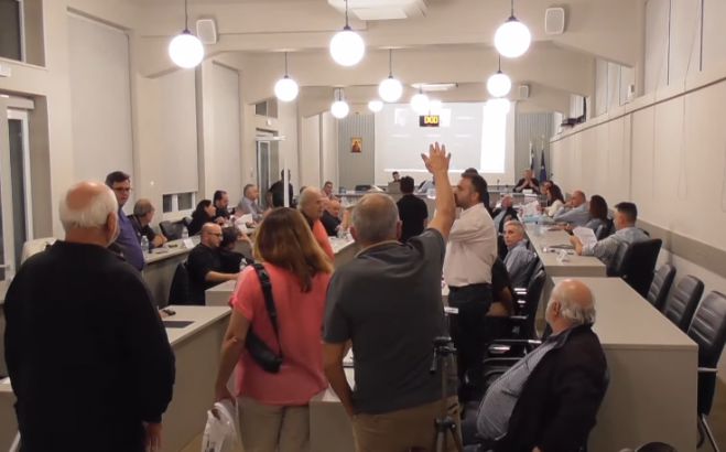 Ένταση και φωνές στο περιφερειακό συμβούλιο για την καύση απορριμμάτων
