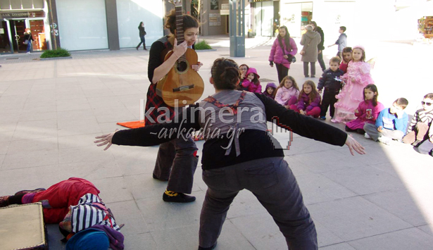 «Θέατρο δρόμου» μπροστά από το Μαλλιαροπούλειο στην Τρίπολη (εικόνες και βίντεο)!