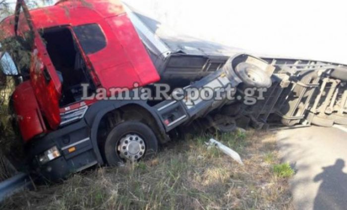Φθιώτιδα | Εκτροπή νταλίκας στην Εθνική Οδό – Σε σοκ ο οδηγός