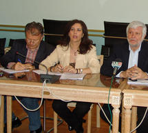 &Pi;έ&tau;&rho;&omicron;&sigmaf; &Tau;&alpha;&tau;&omicron;ύ&lambda;&eta;&sigmaf;: "&Theta;&omega;&rho;&alpha;&kappa;ί&zeta;&omicron;&upsilon;&mu;&epsilon; &tau;&eta;&nu; &Pi;&epsilon;&lambda;&omicron;&pi;ό&nu;&nu;&eta;&sigma;&omicron;
&kappa;&alpha;&iota; &tau;&eta;&nu; &omicron;&delta;&eta;&gamma;&omicron;ύ&mu;&epsilon; &sigma;&tau;&eta;&nu; &alpha;&nu;ά&pi;&tau;&upsilon;&xi;&eta;"