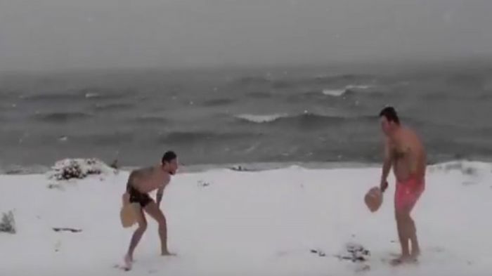 Έπαιξαν ρακέτες με μαγιό σε χιονισμένη παραλία της Θεσσαλονίκης! (vd)