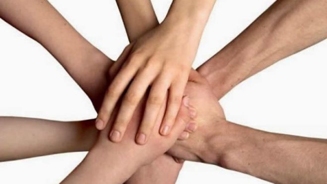 "Ό&lambda;&omicron;&iota; &mu;&alpha;&zeta;ί &nu;&alpha; &sigma;&tau;&eta;&rho;ί&xi;&omicron;&upsilon;&mu;&epsilon; &tau;&omicron;&nu; &sigma;&upsilon;&mu;&pi;&omicron;&lambda;ί&tau;&eta; &mu;&alpha;&sigmaf;, &Kappa;ώ&sigma;&tau;&alpha;"