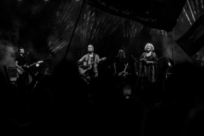 &Eta; &Mu;ά&rho;&theta;&alpha; &Phi;&rho;&iota;&nu;&tau;&zeta;ή&lambda;&alpha; (&alpha;&pi;ό &tau;&omicron;&nu; Ά&gamma;&iota;&omicron; &Beta;&alpha;&sigma;ί&lambda;&epsilon;&iota;&omicron; &Kappa;&upsilon;&nu;&omicron;&upsilon;&rho;ί&alpha;&sigmaf;) &sigma;&upsilon;&nu;&alpha;&nu;&tau;ά &tau;&omicron;&nu; &Delta;&eta;&mu;ή&tau;&rho;&eta; &Mu;&upsilon;&sigma;&tau;&alpha;&kappa;ί&delta;&eta;, &gamma;&iota;&alpha; έ&nu;&alpha; &tau;&rho;&alpha;&gamma;&omicron;ύ&delta;&iota; &pi;&omicron;&upsilon; &delta;&epsilon;&nu; &mu;&pi;&omicron;&rho;&epsilon;ί&sigmaf; &nu;&alpha; &xi;&epsilon;&chi;ά&sigma;&epsilon;&iota;&sigmaf;!