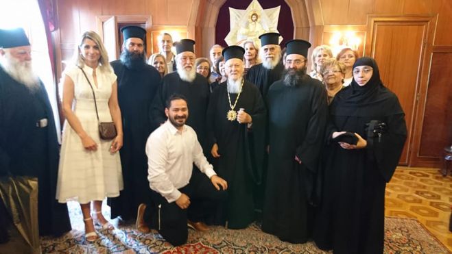 &Sigma;&tau;&eta;&nu; "&Pi;ό&lambda;&eta;" &omicron; &Mu;&eta;&tau;&rho;&omicron;&pi;&omicron;&lambda;ί&tau;&eta;&sigmaf; &Alpha;&lambda;έ&xi;&alpha;&nu;&delta;&rho;&omicron;&sigmaf; &gamma;&iota;&alpha; &tau;&alpha; &omicron;&nu;&omicron;&mu;&alpha;&sigma;&tau;ή&rho;&iota;&alpha; &tau;&omicron;&upsilon; &Omicron;&iota;&kappa;&omicron;&upsilon;&mu;&epsilon;&nu;&iota;&kappa;&omicron;ύ &Pi;&alpha;&tau;&rho;&iota;ά&rho;&chi;&eta; (&epsilon;&iota;&kappa;ό&nu;&epsilon;&sigmaf;)