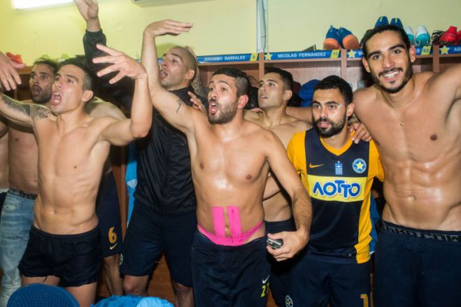 Μπουγέλα, σαμπάνιες και ... αποθέωση στα αποδυτήρια του Αστέρα (vd)!