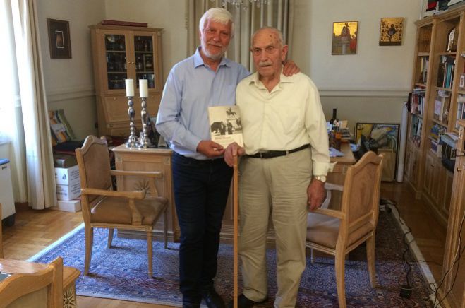 Ένας αντάρτης του ΕΛΑΣ στο γραφείο του Πέτρου Τατούλη