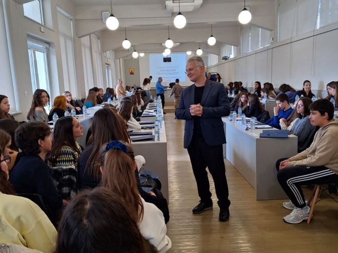 &Sigma;&tau;&omicron; &Nu;&alpha;ύ&pi;&lambda;&iota;&omicron; &eta; &tau;&epsilon;&lambda;&iota;&kappa;ή &sigma;&upsilon;&nu;&epsilon;&delta;&rho;ί&alpha;&sigma;&eta; &tau;&omicron;&upsilon; &Pi;&epsilon;&rho;&iota;&phi;&epsilon;&rho;&epsilon;&iota;&alpha;&kappa;&omicron;ύ &Sigma;&upsilon;&mu;&beta;&omicron;&upsilon;&lambda;ί&omicron;&upsilon; &Nu;έ&omega;&nu; &Pi;&epsilon;&lambda;&omicron;&pi;&omicron;&nu;&nu;ή&sigma;&omicron;&upsilon; &ndash; &Sigma;&tau;&omicron; &epsilon;&pi;ί&kappa;&epsilon;&nu;&tau;&rho;&omicron; &omicron;&iota; &pi;&rho;&omicron;&tau;ά&sigma;&epsilon;&iota;&sigmaf; &tau;&eta;&sigmaf; &nu;έ&alpha;&sigmaf; &gamma;&epsilon;&nu;&iota;ά&sigmaf;