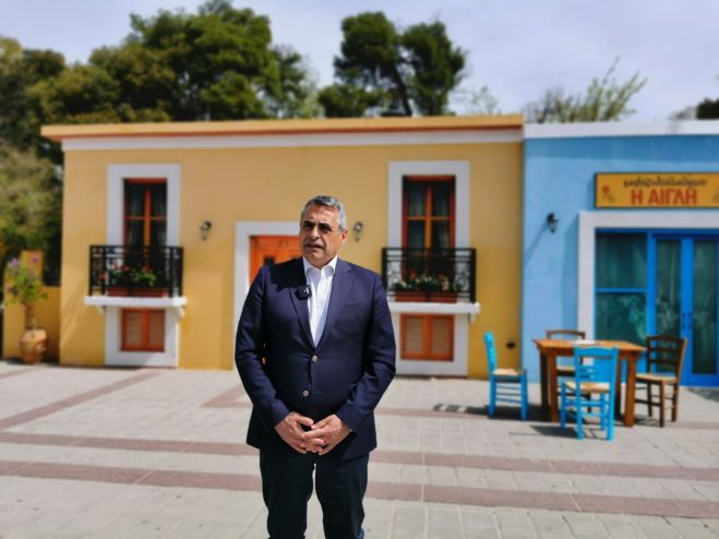&Kappa;ώ&sigma;&tau;&alpha;&sigmaf; &Tau;&zeta;&iota;&omicron;ύ&mu;&eta;&sigmaf;: &laquo;&Nu;&alpha; &gamma;&iota;&omicron;&rho;&tau;ά&sigma;&omicron;&upsilon;&mu;&epsilon;, ό&lambda;&omicron;&iota; &mu;&alpha;&zeta;ί, ό&pi;&omega;&sigmaf; &pi;&alpha;&lambda;&iota;ά, &tau;&omicron; &Tau;&rho;&iota;&pi;&omicron;&lambda;&iota;&tau;&sigma;&iota;ώ&tau;&iota;&kappa;&omicron; &Pi;ά&sigma;&chi;&alpha;&raquo; (vd)