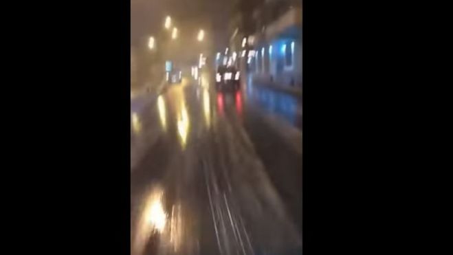 «Ήρωας» ντελιβεράς στην Κοζάνη πάει παραγγελία μέσα στα χιόνια (vd)