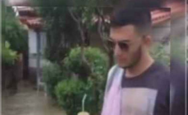 Απίστευτο - Βγήκε για ... κολύμπι με το μαγιό του στον πλημμυρισμένο δρόμο! (vd)